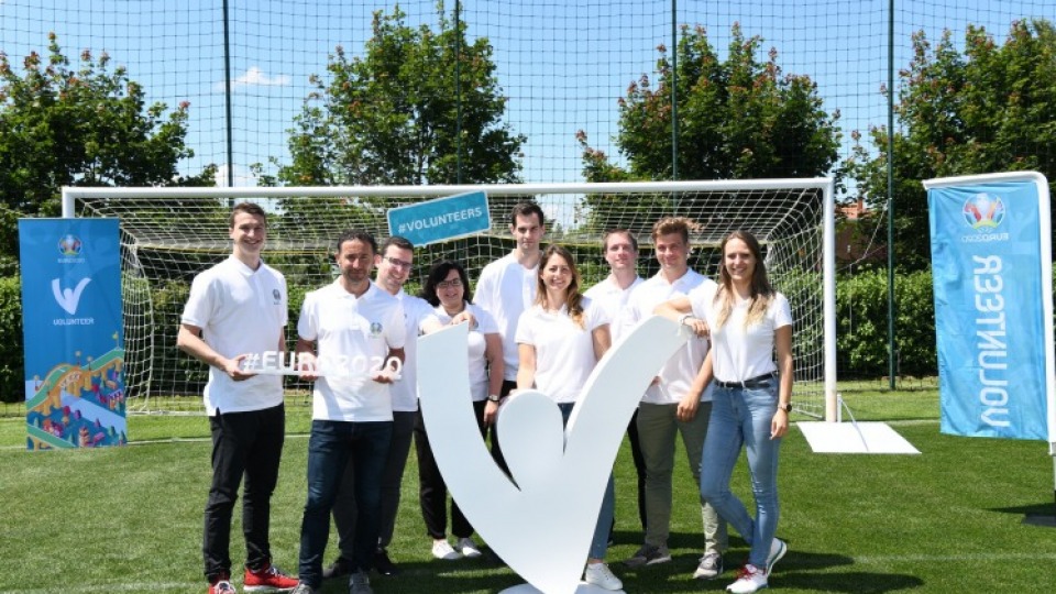 Be a Euro 2020 volunteer and greet the national teams at the airport!