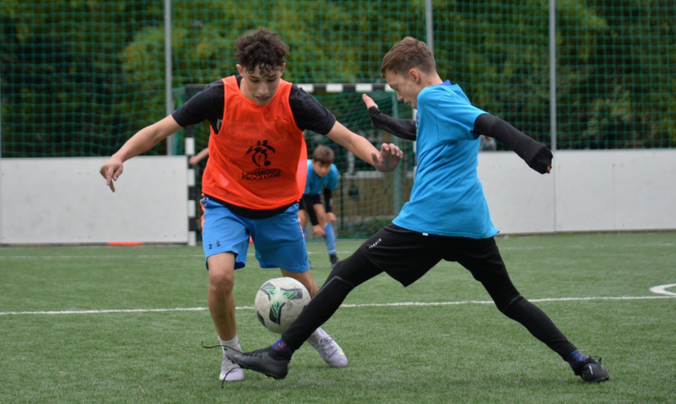 Nearly 10,000 Hungarian children kick footballs during Grassroots Week 